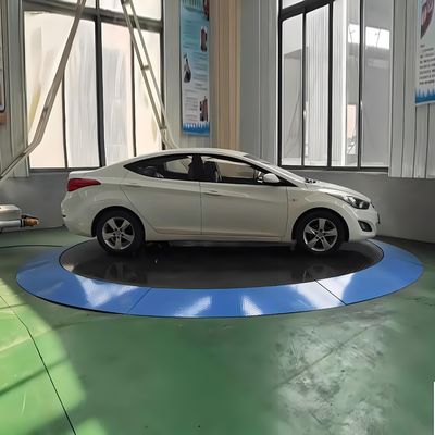 Στρογγυλοπίνακα αυτοκινήτου για την εμφάνιση και την εμφάνιση κομψών οχημάτων σε εκθεσιακές αίθουσες και αίθουσες επίδειξης